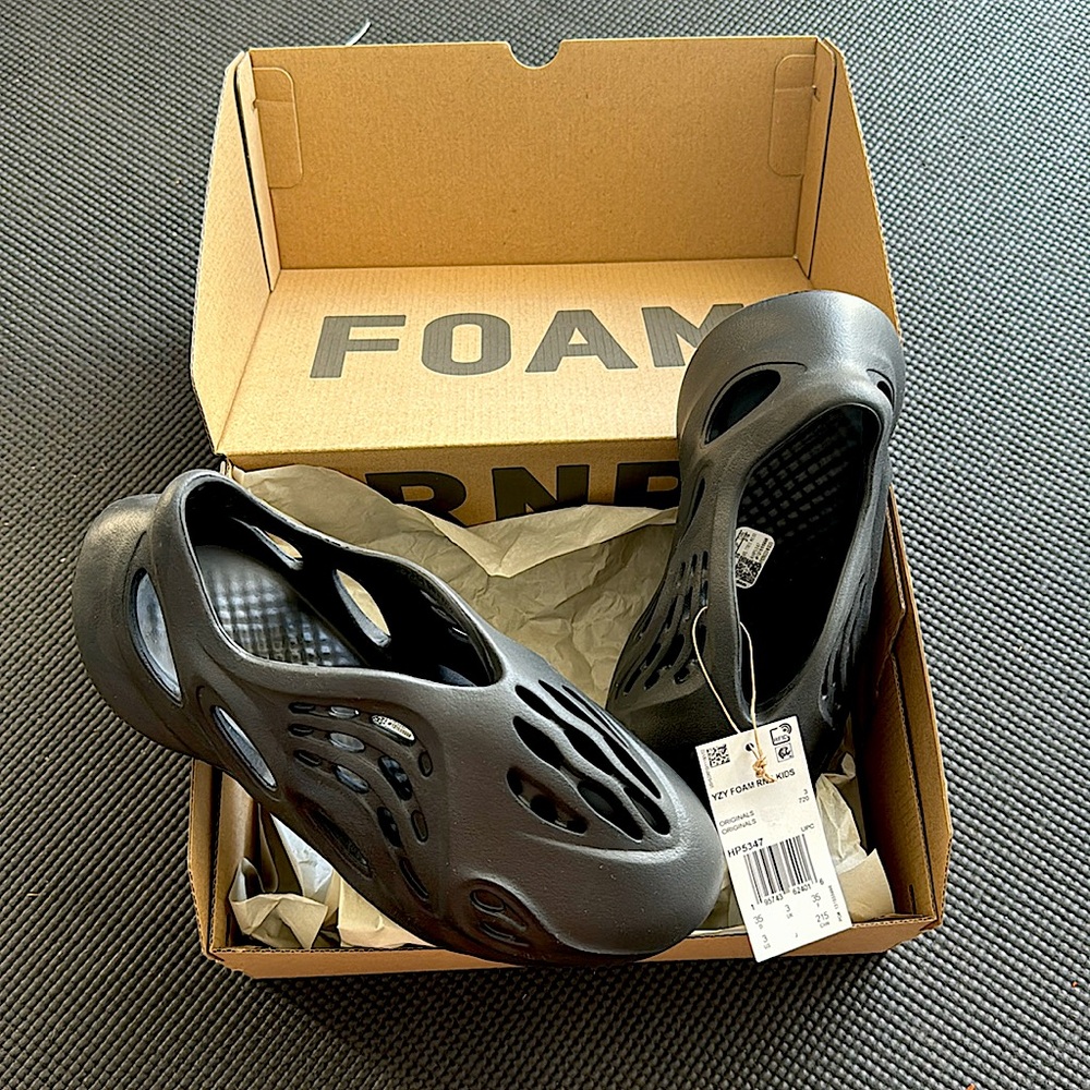 NWT - YEEZY FOAM RNR - Kids Sz 3. Can fit Women’s 6